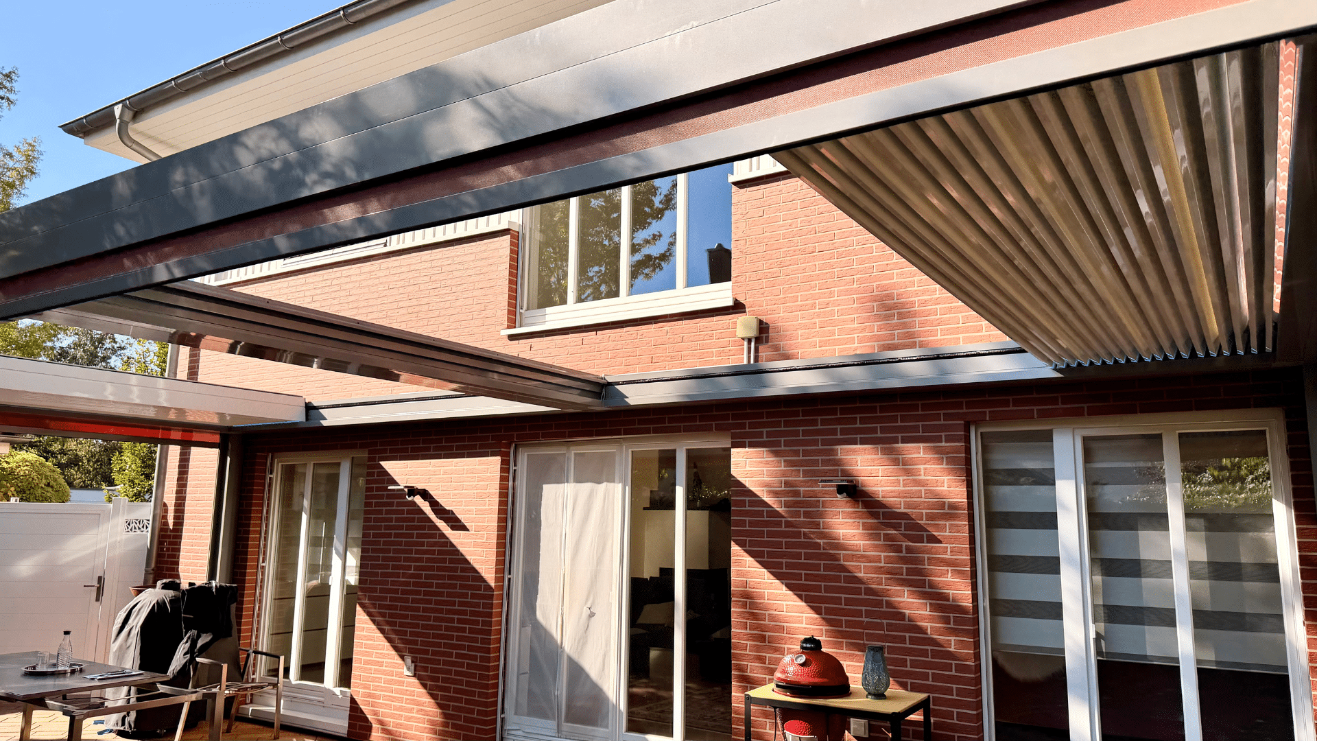 Referenzprojekt-2-Saarwellingen Marquises OPEN’R _ Mit roten ZIP-Screens